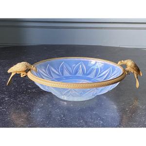 Coupe sur fond plat etoilè en opaline savonneuse modèle aux pigeons buveurs XIXe Charles X.