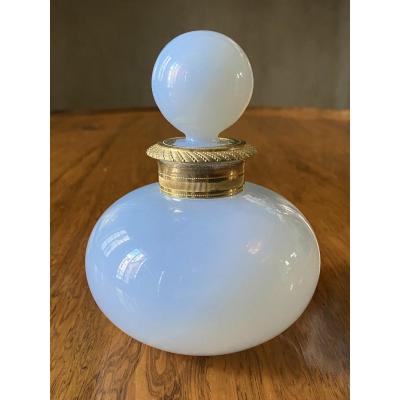 Flacon à Parfum En Opaline Savonneuse XIXeme époque Charles X.