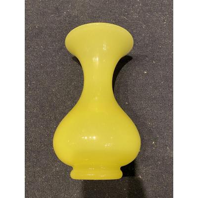 Rare Vase En Opaline Jaune Forme Balustre Milieu XIXeme époque Napoléon III.