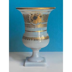 Rare Vase Forme Médicis En Opaline Savonneuse Décor De Jean Baptiste Desvignes XIXeme Charles X