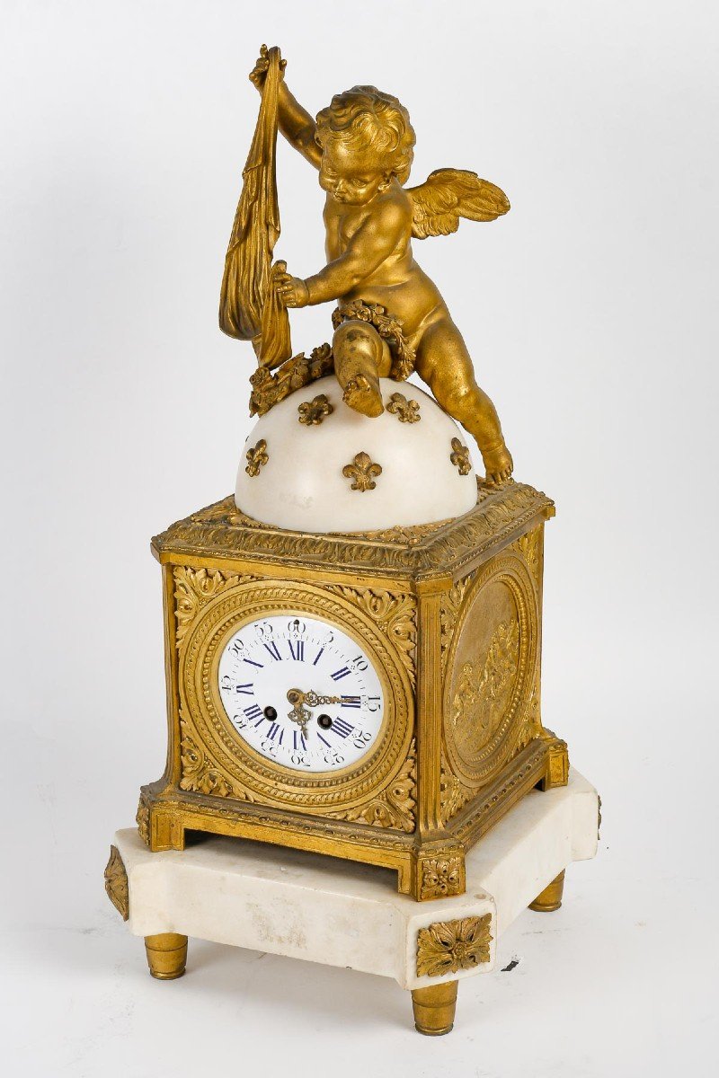 Pendule De Style Louis XVI En Bronze Doré Et Marbre Blanc