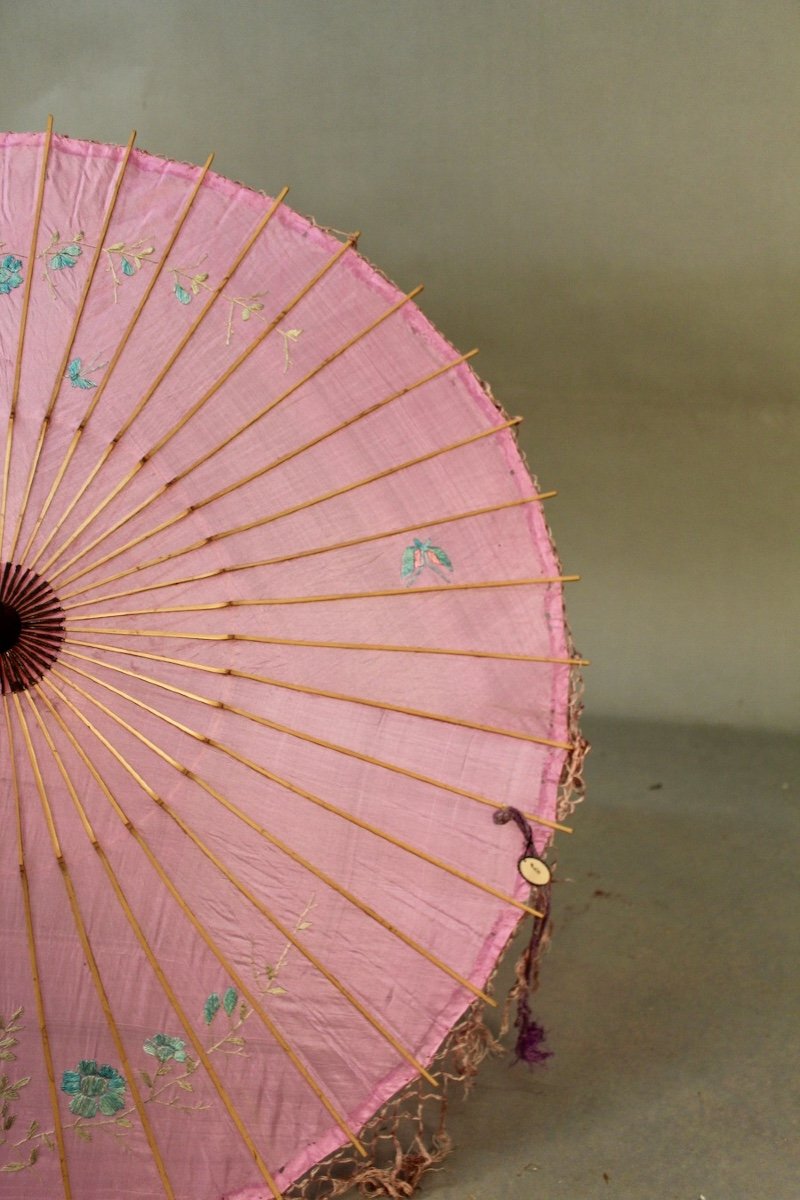 Old Asian Parasol In Embroidered Silk-photo-3