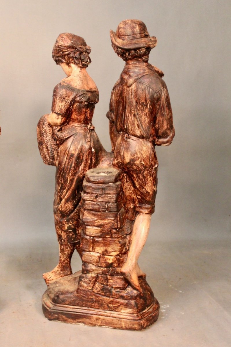 Paire De Statues Représentant Un Jeune Couple -photo-1