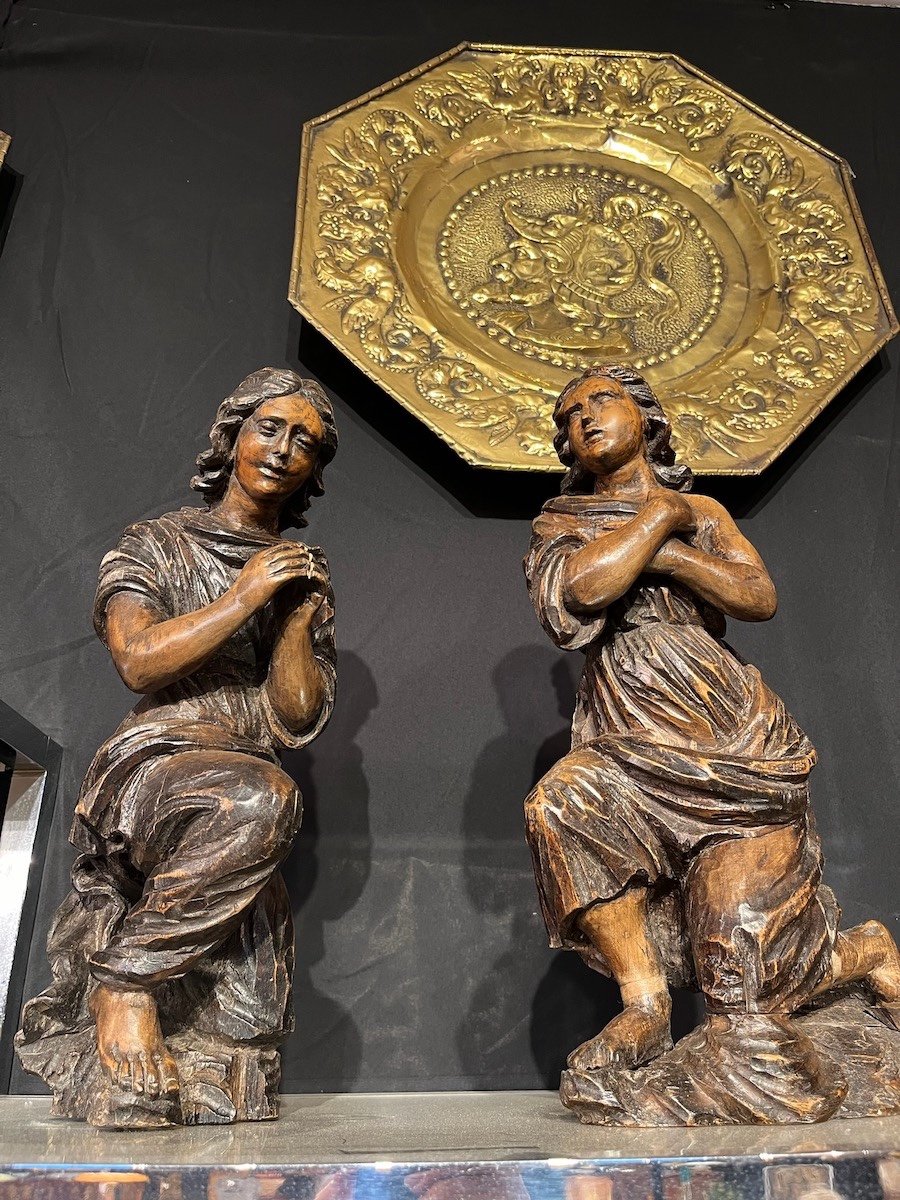Praying Couple In Walnut Carved In The Round, 18th Century 