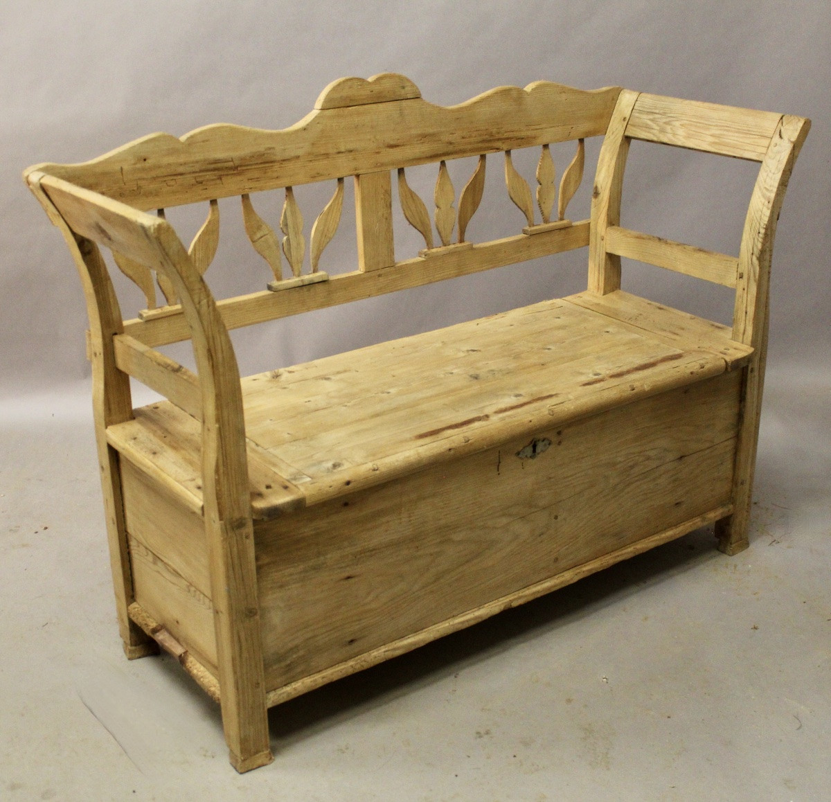 Banc Coffre Savoyard à Dossier Ajouré-photo-4