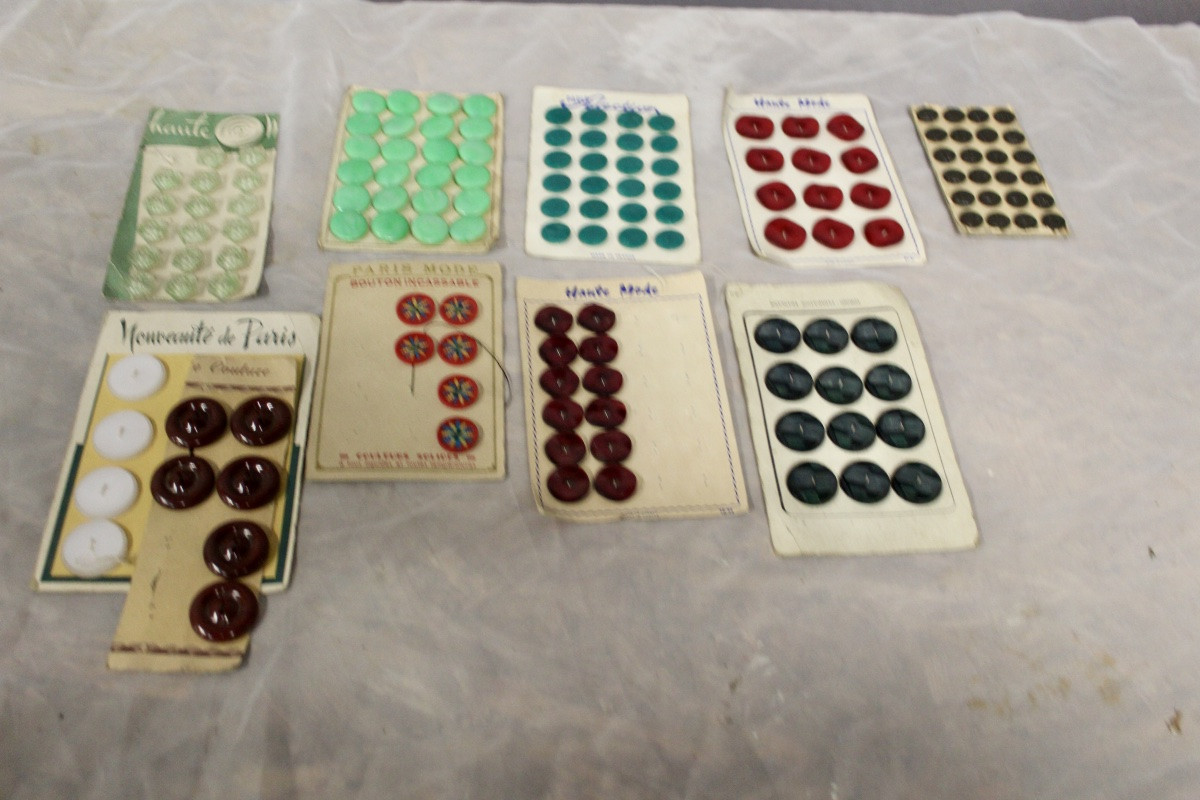 Large Batch Of Vintage Haberdashery Buttons From The 50s -photo-3