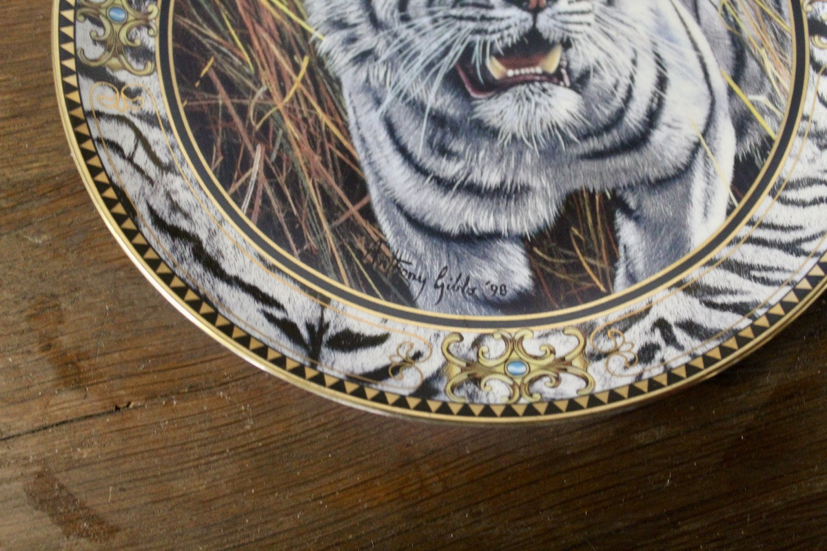 Fine Bone China Plate With Gold Trim, Anthony Gibbs "in Search Of Prey"-photo-2