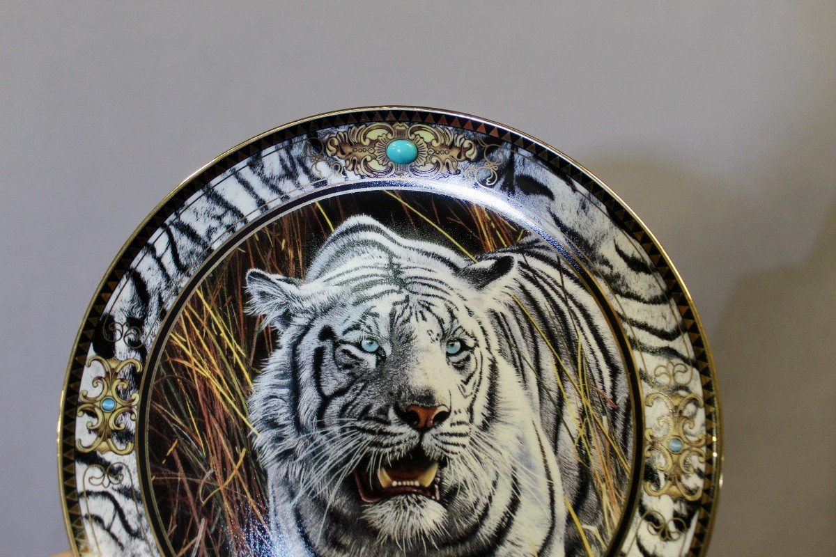 Fine Bone China Plate With Gold Trim, Anthony Gibbs "in Search Of Prey"-photo-3