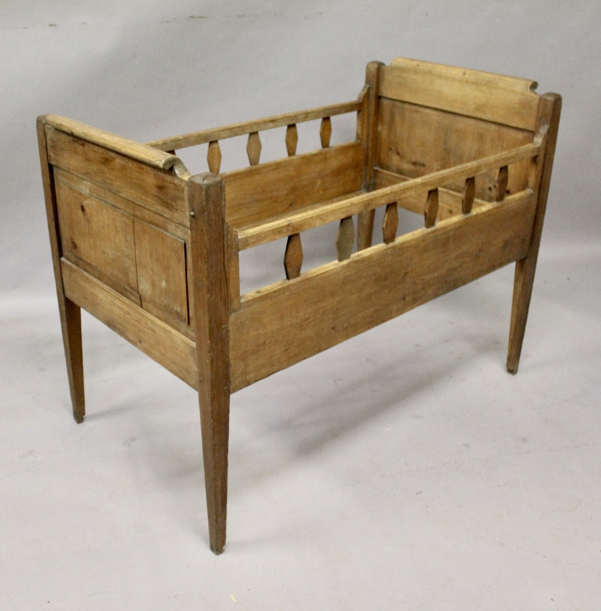 Lit ancien pour enfant XIXème 