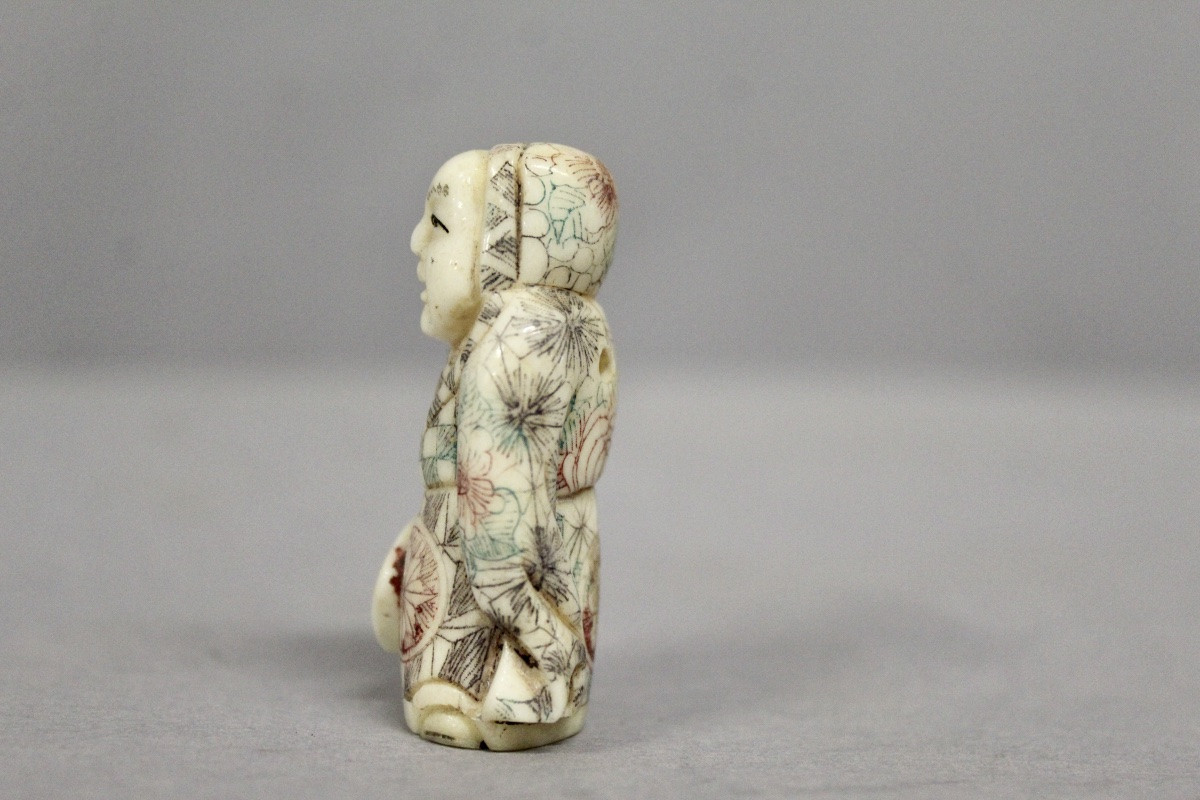 Ancien Netsuke Japonais En Ivoire Représentant Un Homme en kimono-photo-2