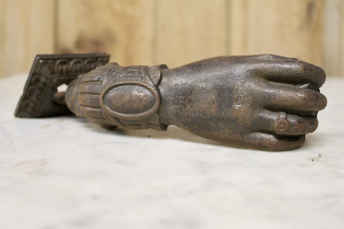 Heurtoir de porte ancien en fonte pleine à forme de main XIXème 