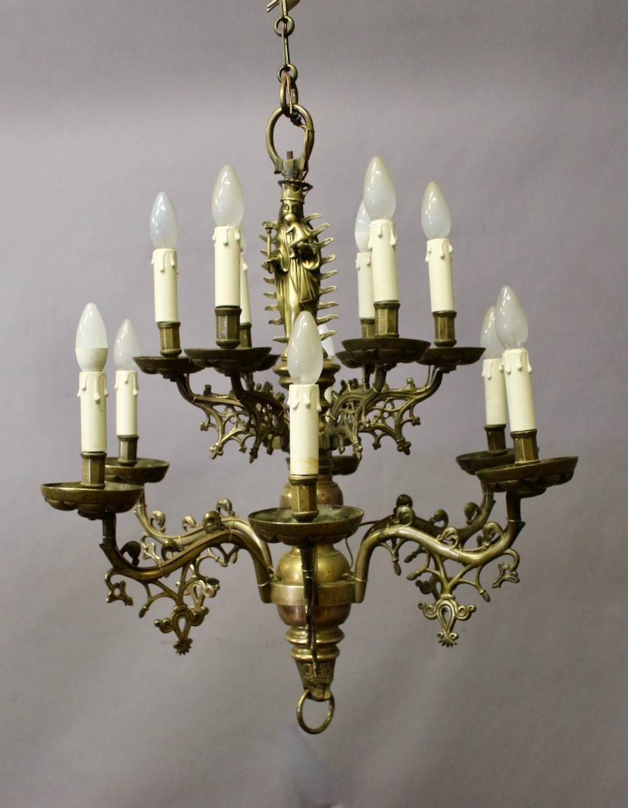 Lustre en bronze du XVIIe figurant la Vierge à l'enfant