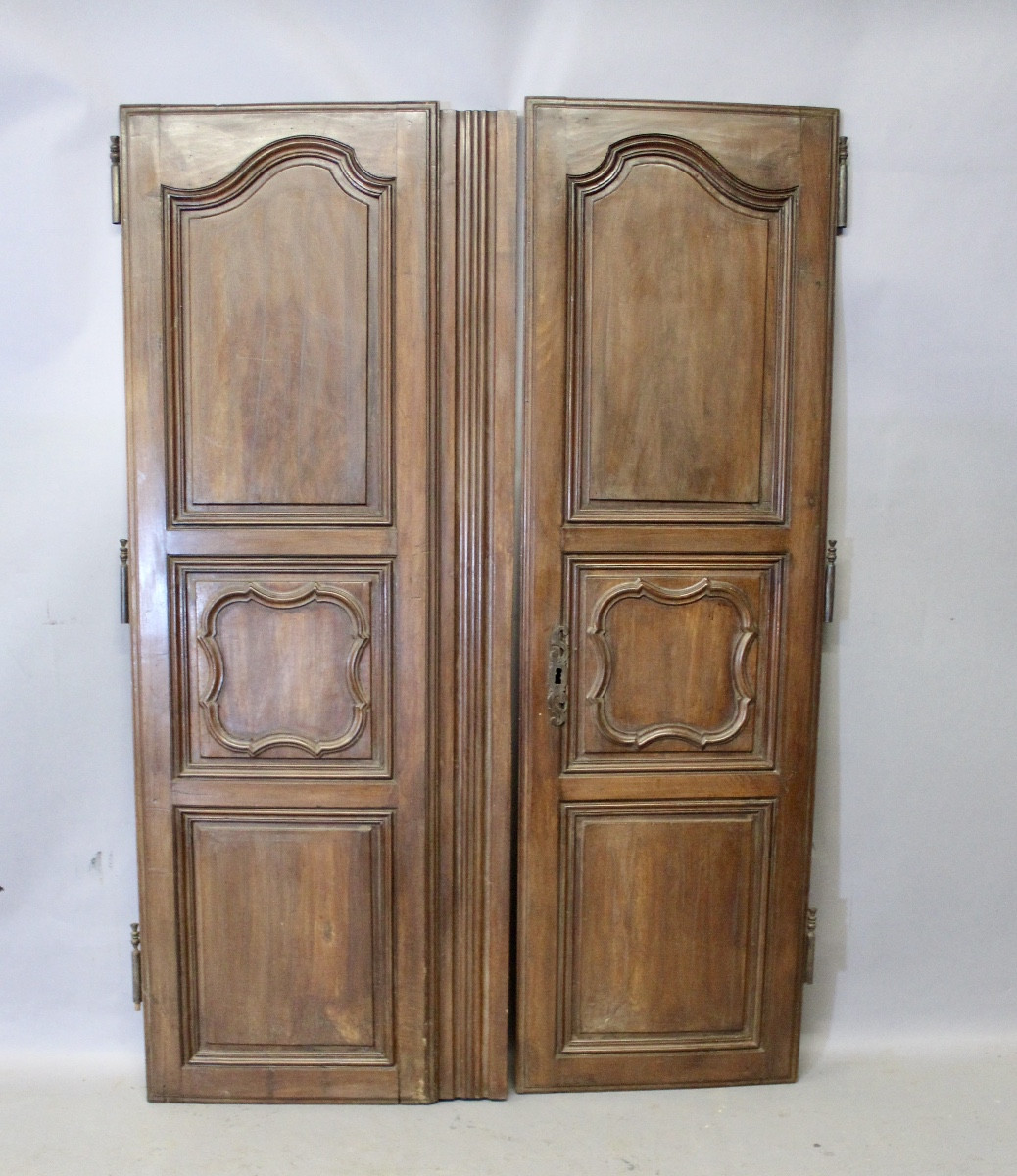 Paire de portes en noyer Louis XV à médaillon