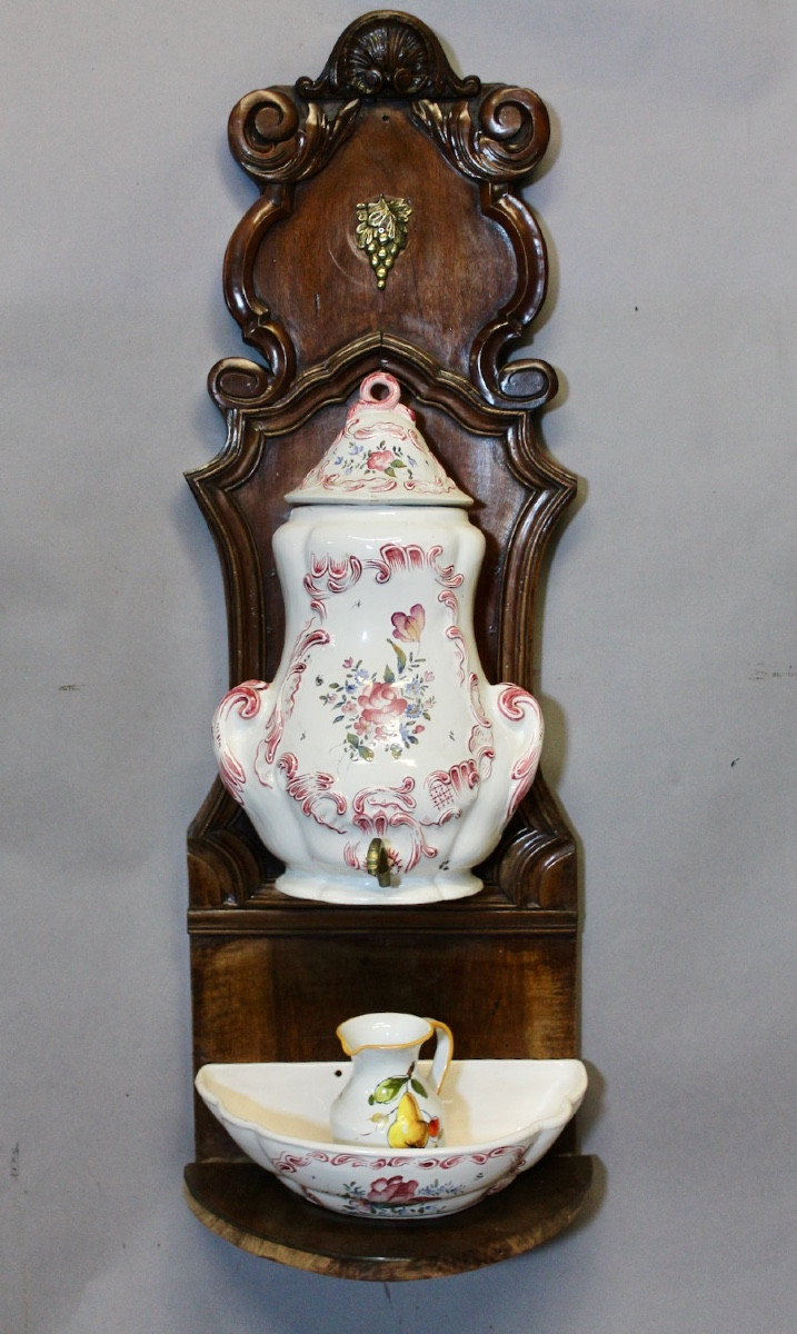 Fontaine murale à eau ou vin , faience de Luneville