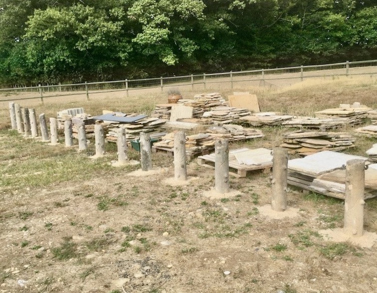 Suite de poteaux en pierre et chaines en fontes au nombre de 32-photo-2