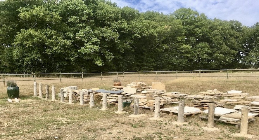 Suite de poteaux en pierre et chaines en fontes au nombre de 32-photo-3