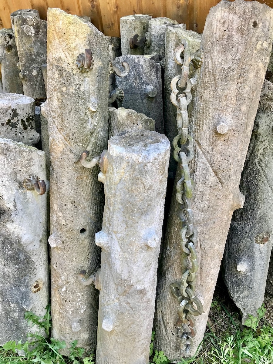 Suite de poteaux en pierre et chaines en fontes au nombre de 32-photo-4