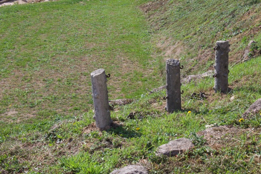 Suite de poteaux en pierre et chaines en fontes au nombre de 32-photo-7