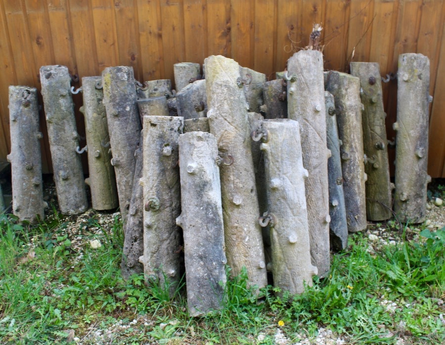 Suite de poteaux en pierre et chaines en fontes au nombre de 32