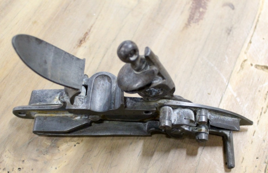 PLATINE À SILEX DE FUSIL TOWER. à corps rond , gravée «GR»-photo-3