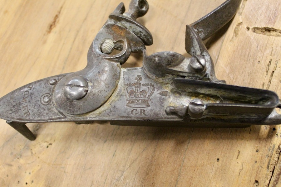 PLATINE À SILEX DE FUSIL TOWER. à corps rond , gravée «GR»-photo-1