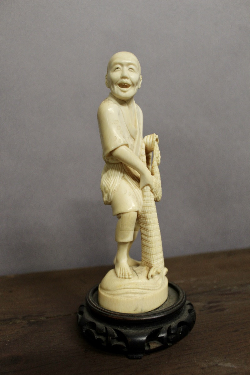 OKIMONO En Ivoire, Représentant Un Pêcheur et son filet-photo-2