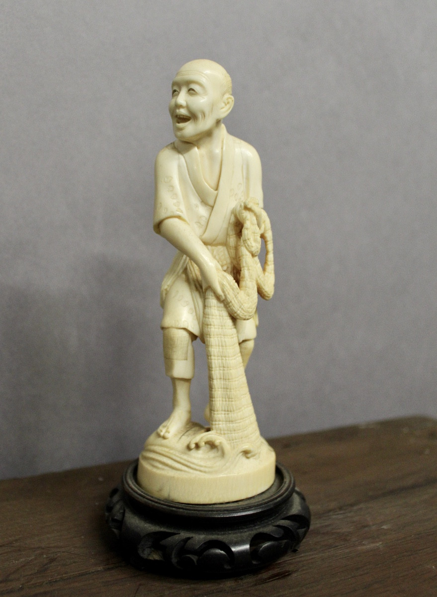 OKIMONO En Ivoire, Représentant Un Pêcheur et son filet