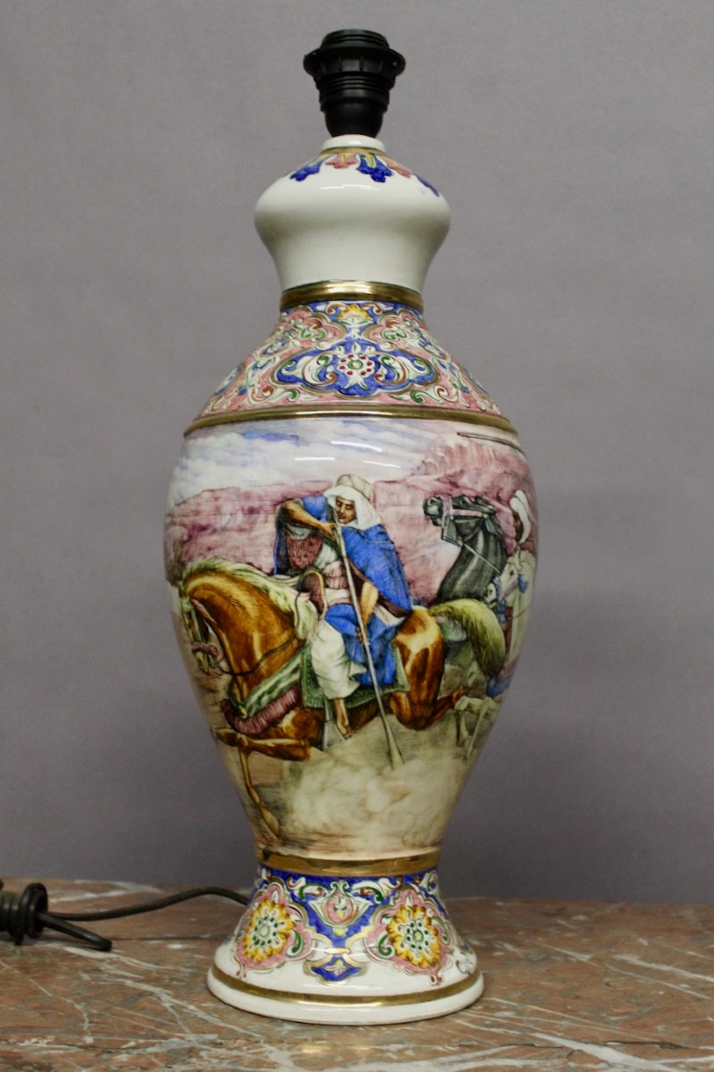 Lampe en céramique décor oriental avec signature 