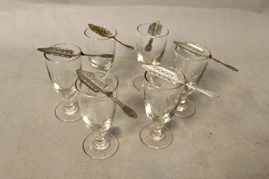 Suite de 6 verres à absinthe avec leurs cuillères en métal argenté-photo-1