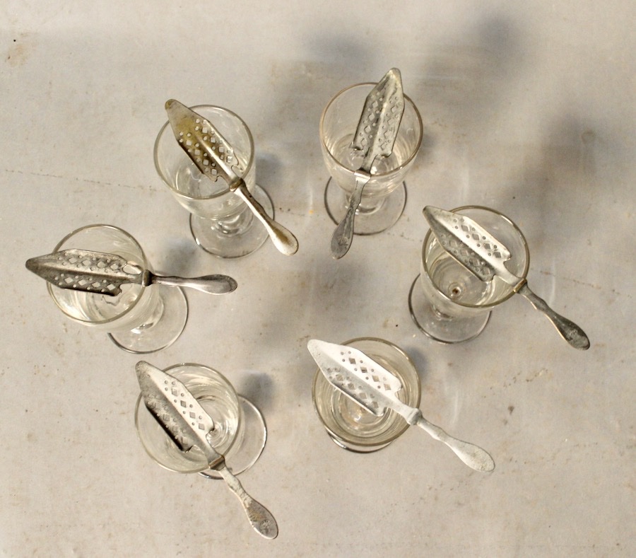 Suite de 6 verres à absinthe avec leurs cuillères en métal argenté-photo-2