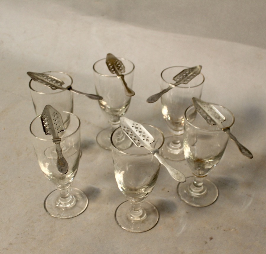 Suite de 6 verres à absinthe avec leurs cuillères en métal argenté