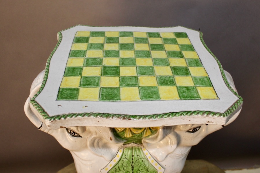 Table d'échecs design « Éléphants » Émaillée, peinte à la main-photo-1