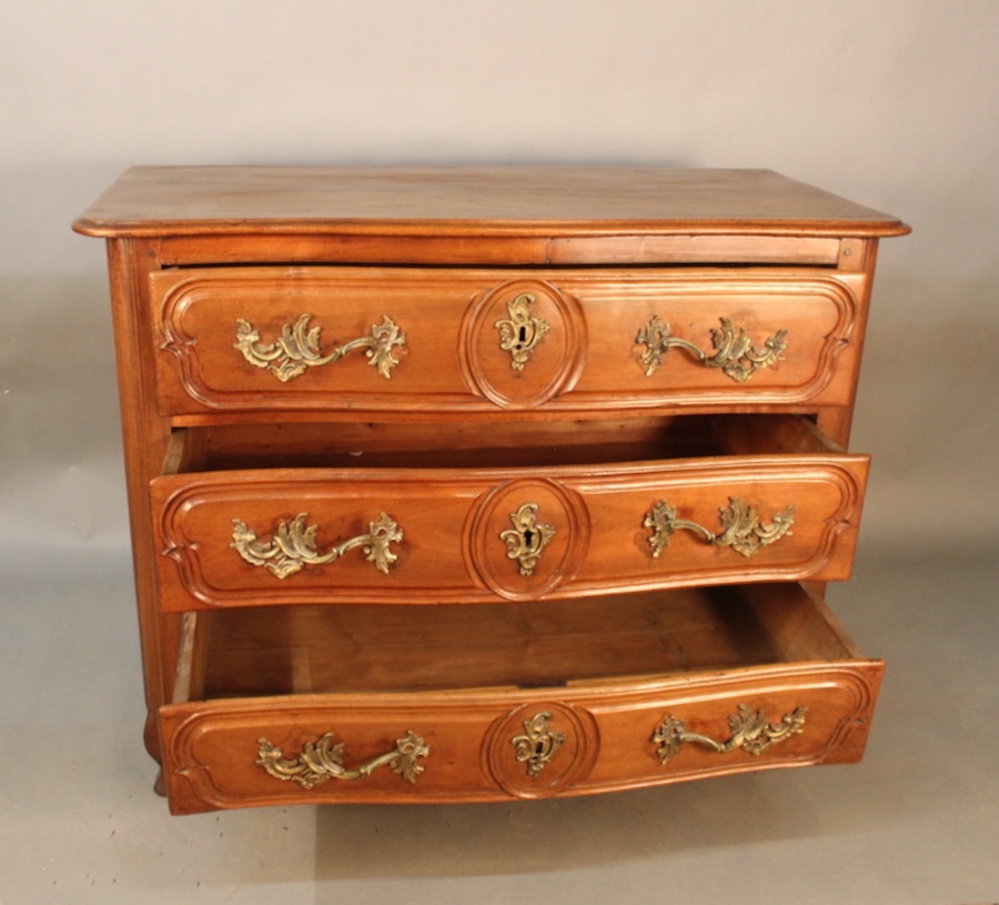 17th-century Lyon-style Chest Of Drawers In Walnut -photo-3