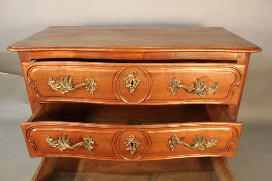17th-century Lyon-style Chest Of Drawers In Walnut -photo-2