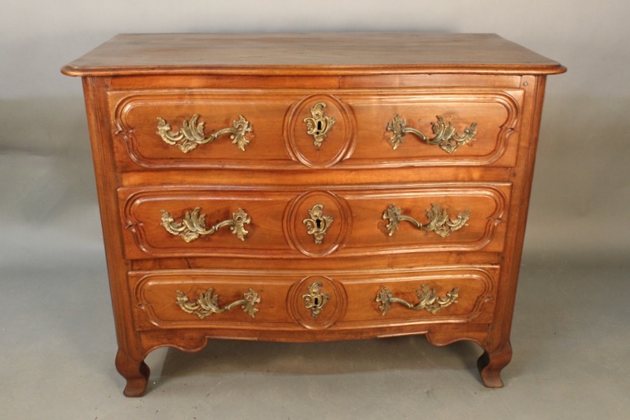 17th-century Lyon-style Chest Of Drawers In Walnut 
