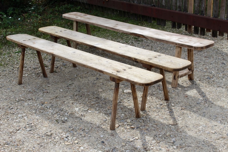 Suite de 3 bancs anciens dont une paire 