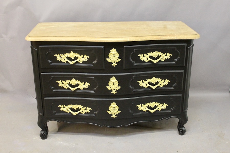 Commode galbée style Louis XV finition noire 