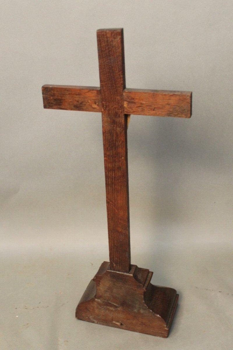  Christ En Ivoire Finement Sculpté Sur Une Croix Calvaire En Bois-photo-1