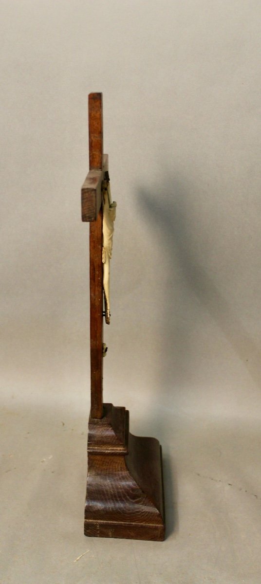 Christ En Ivoire Finement Sculpté Sur Une Croix Calvaire En Bois-photo-2