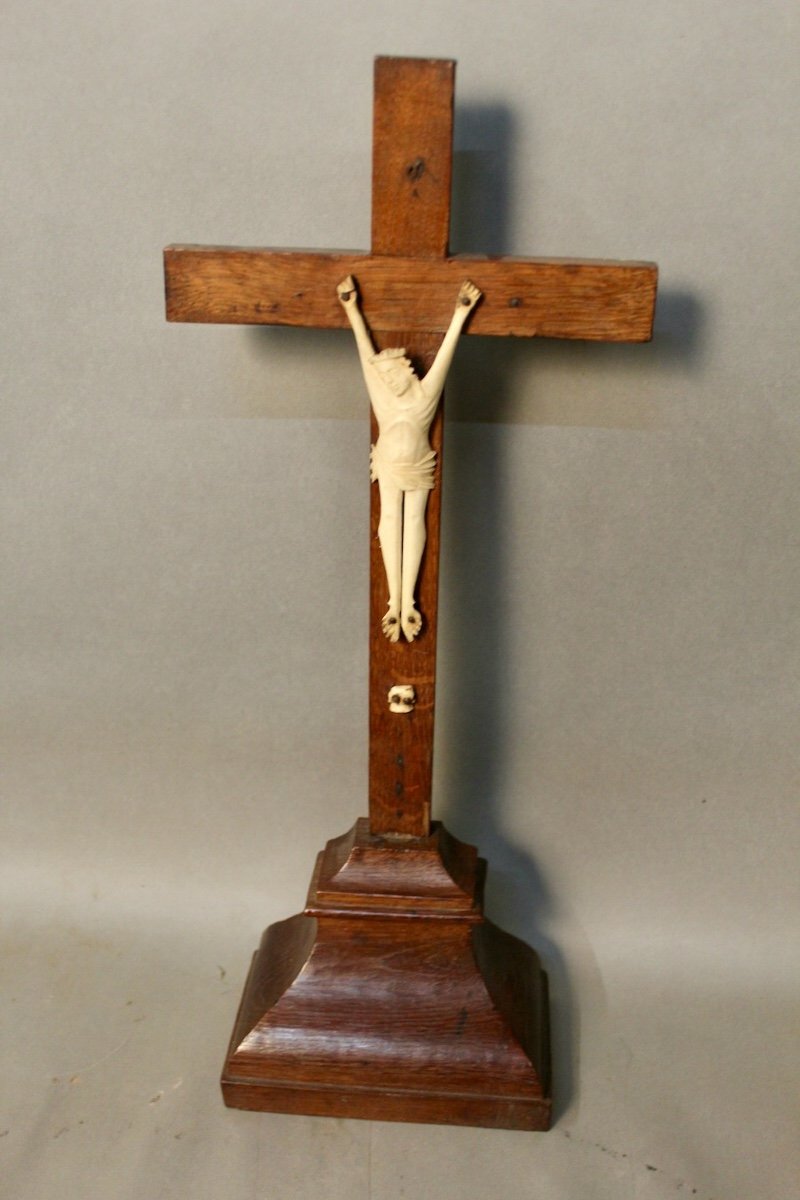  Christ En Ivoire Finement Sculpté Sur Une Croix Calvaire En Bois