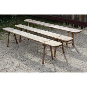 Suite de 3 bancs anciens dont une paire