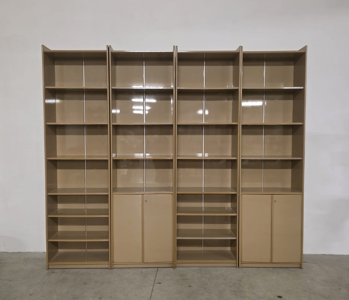 Bibliothèque modulable Olinto conçue par le designer Kazuhide Takahama pour B&B.