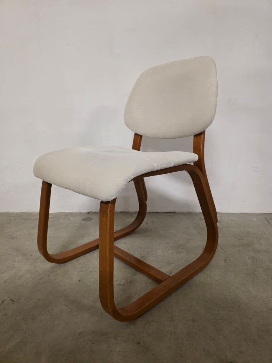 Chaises en bois courbé des années 60.