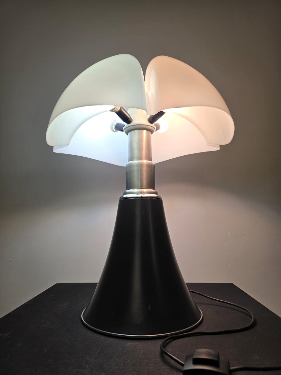 Gae Aulenti's Pipistrello Lamp For Martinelli Luce-photo-3