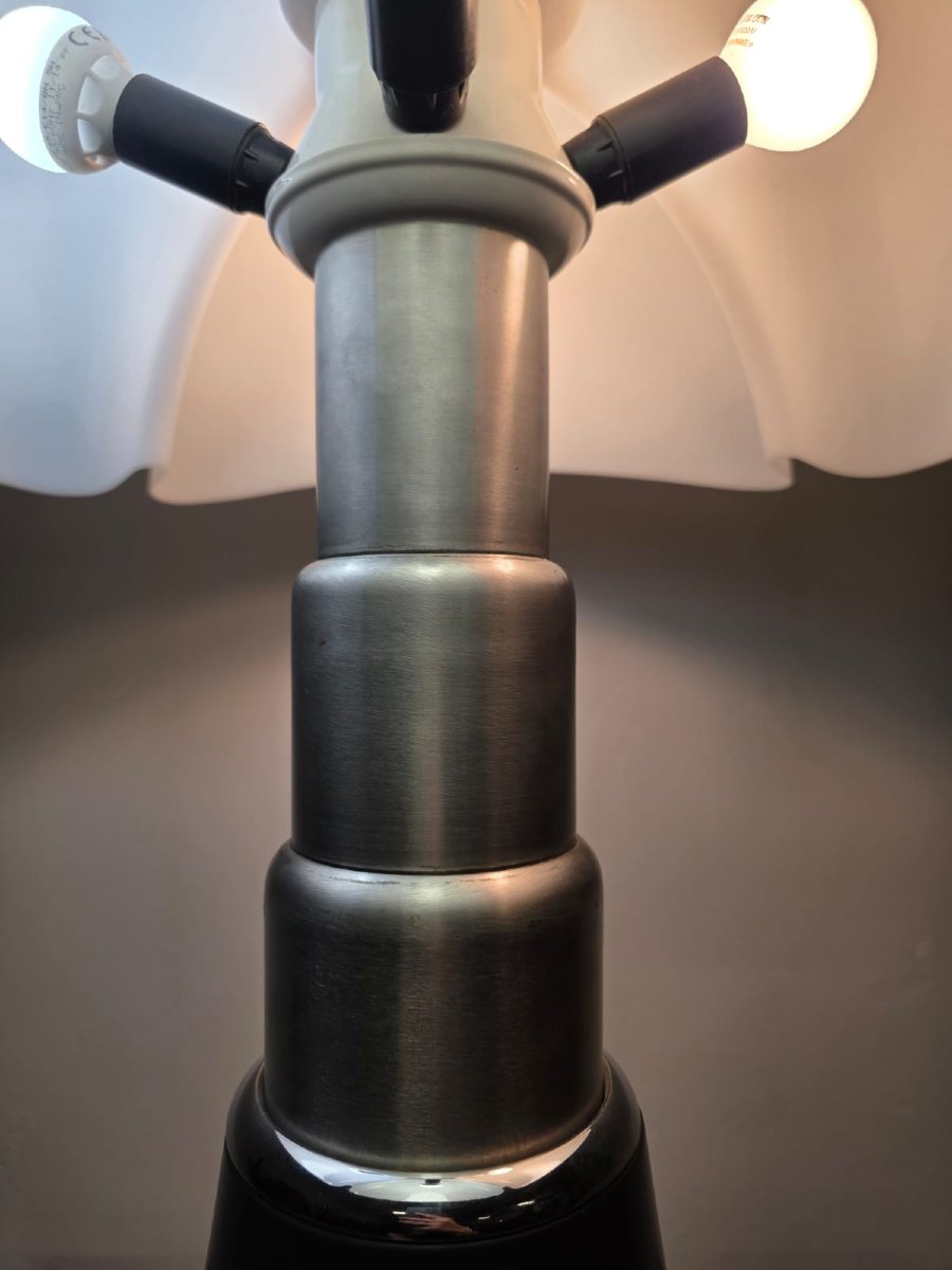 Gae Aulenti's Pipistrello Lamp For Martinelli Luce-photo-8