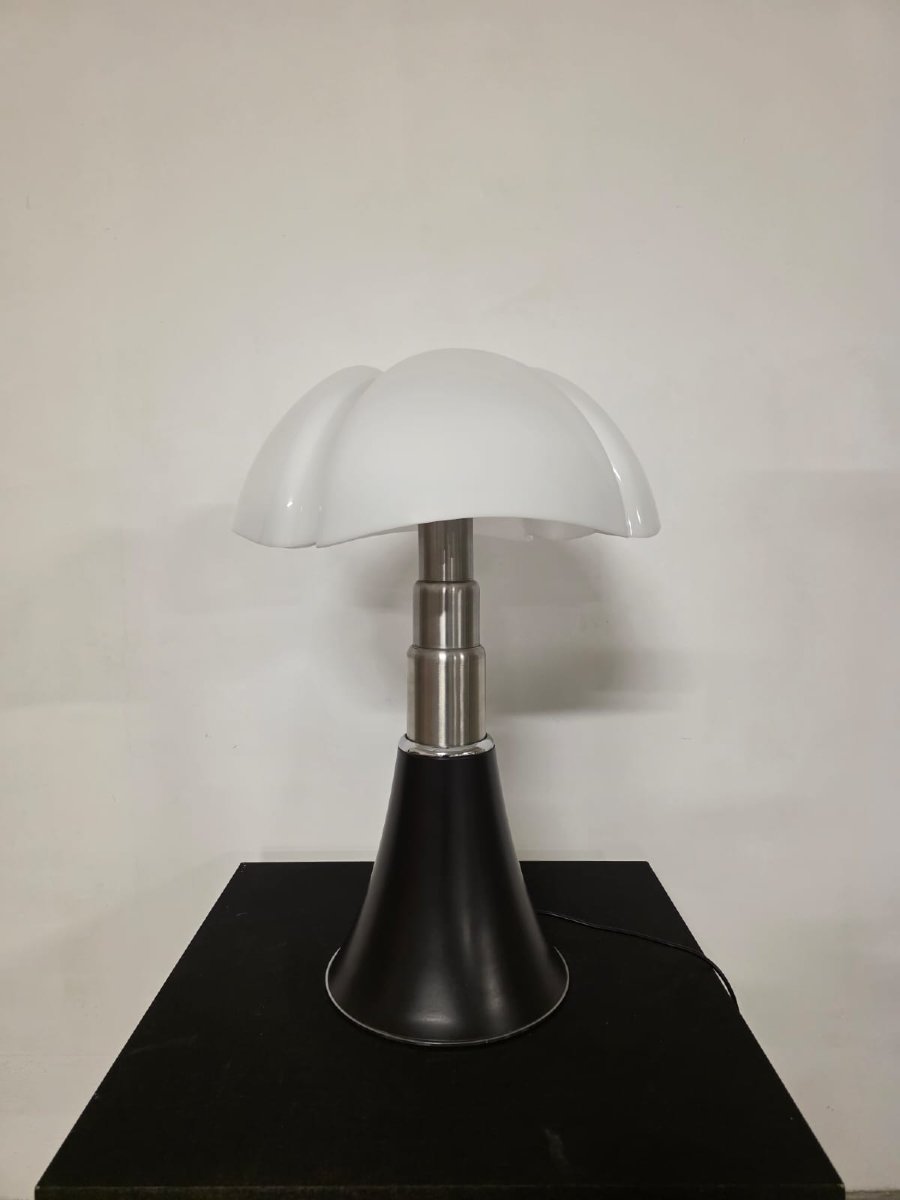Gae Aulenti's Pipistrello Lamp For Martinelli Luce