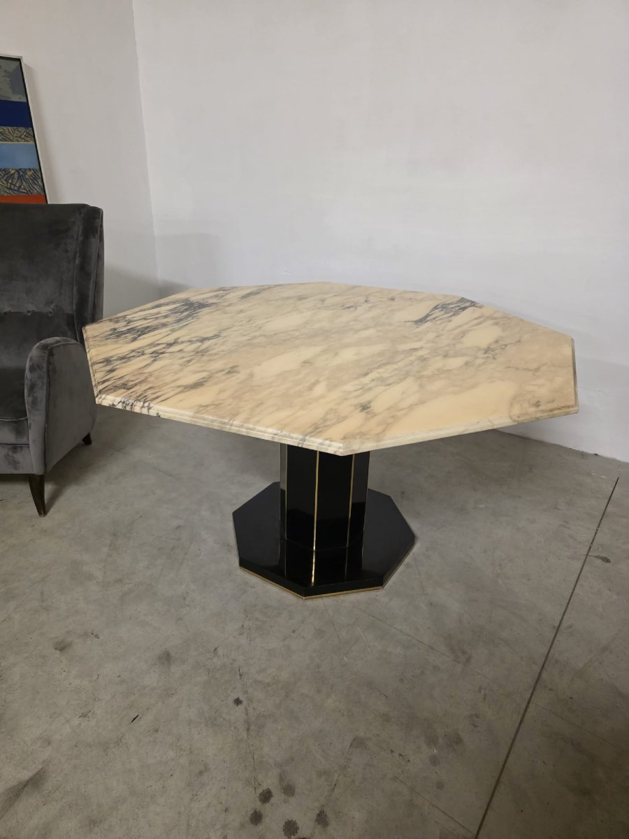 Table octogonale en marbre.