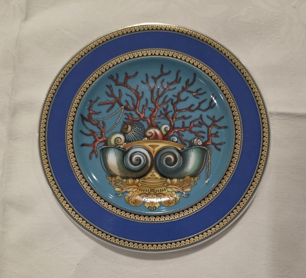 A 12-piece Dinner Set From Versace's Les Trésor Des La Mer Collection-photo-5