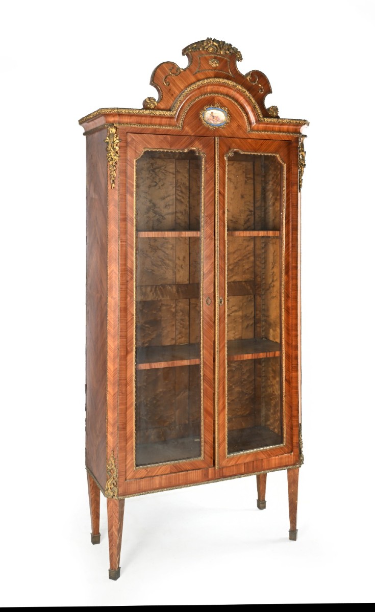 Vitrine française à plaque de porcelaine et garnitures en bronze doré, fin XIXe siècle