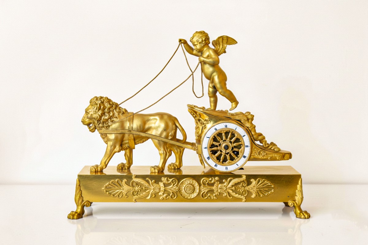 Pendule en bronze doré, représentant le char de "l'Amour tiré par le Courage", Empire XIXème